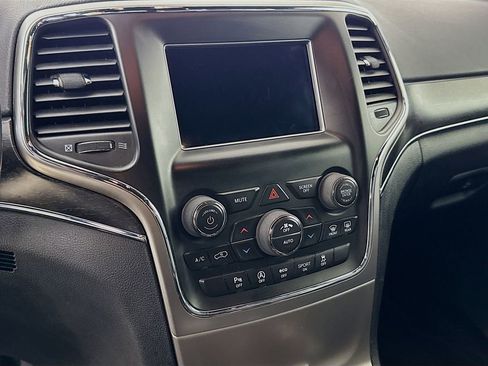 Used 2018 Jeep Grand Cherokee Limited image 17