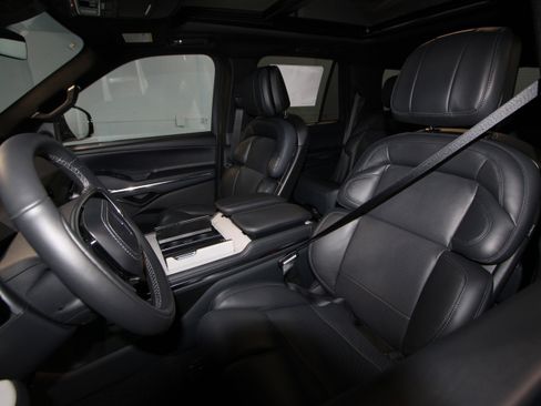 New 2026 Lincoln Navigator Reserve AWD/4WD image 3