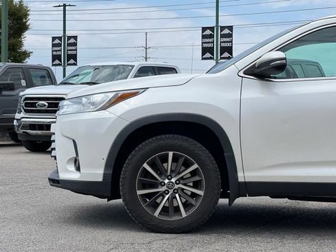 Used 2019 Toyota Highlander XLE AWD/4WD image 4