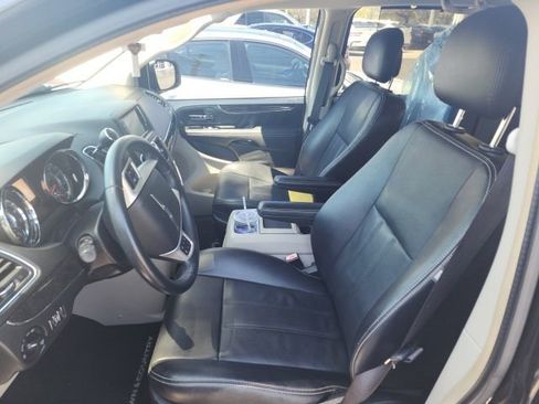 Used 2015 Chrysler Town & Country Touring image 5