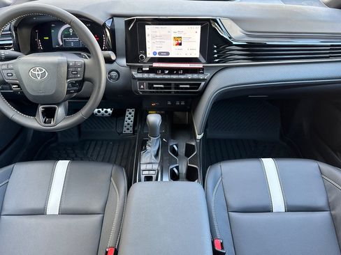 Used 2026 Toyota Camry Hybrid FWD image 14