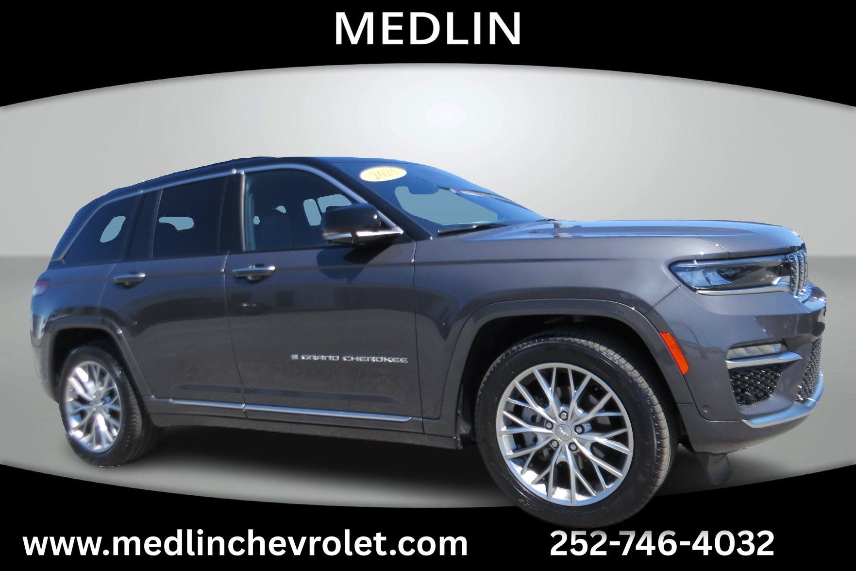 Used 2025 Jeep Grand Cherokee Summit AWD/4WD image 2