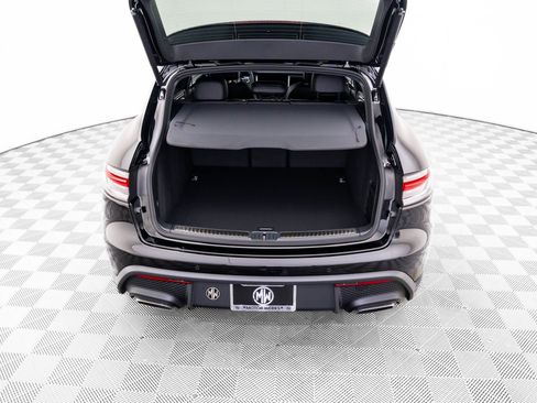 Certified 2025 Porsche Macan AWD/4WD image 29