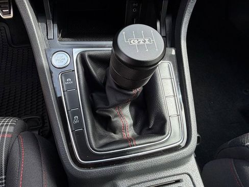 Used 2018 Volkswagen GTI SE image 24
