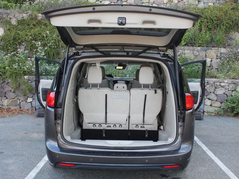 Used 2018 Chrysler Pacifica Limited w/ Advanced Safetytec Group FWD image 10