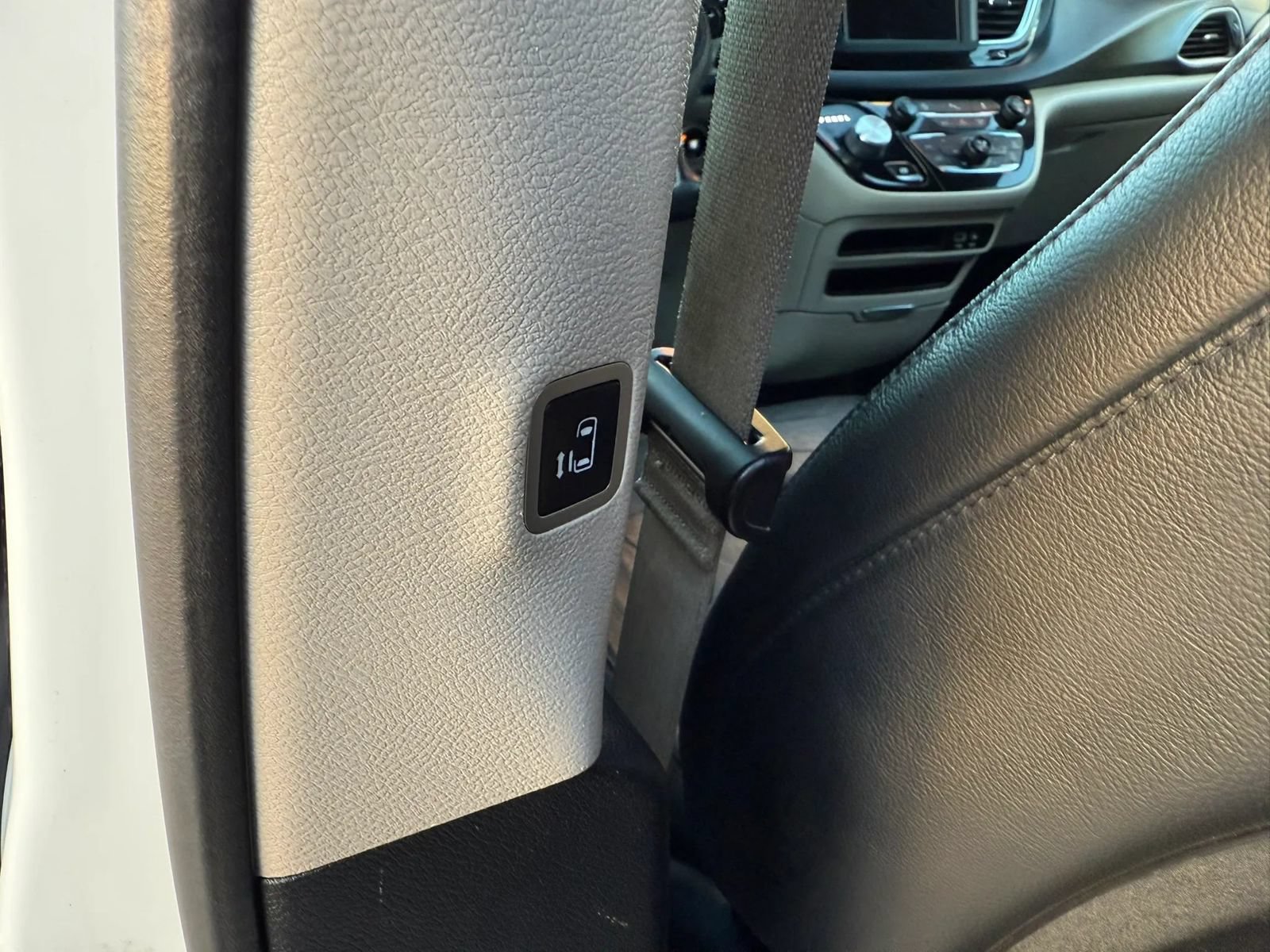 Used 2020 Chrysler Pacifica Touring-L FWD image 19