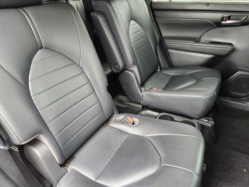 Used 2020 Toyota Highlander XLE AWD/4WD image 18