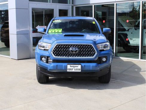 Used 2019 Toyota Tacoma TRD Sport AWD/4WD image 2