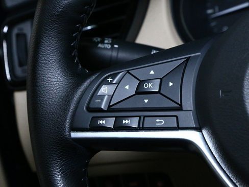 Used 2020 Nissan Rogue SV image 22
