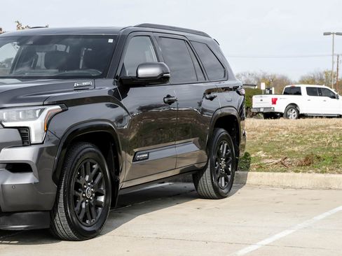 Used 2023 Toyota Sequoia Platinum image 9