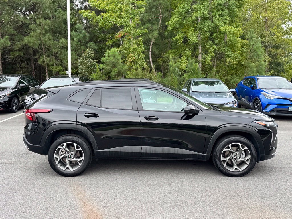 Used 2025 Chevrolet Trax LT FWD image 9