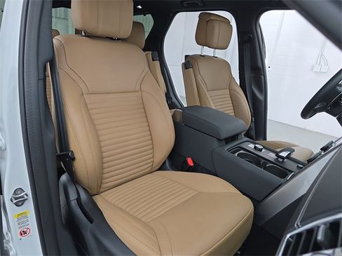 Used 2025 Land Rover Discovery Dynamic SE image 10