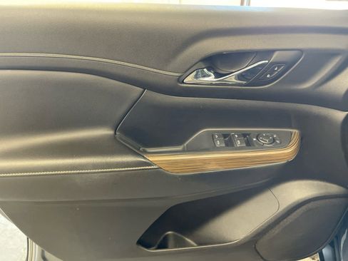 Used 2021 GMC Acadia SLE image 18