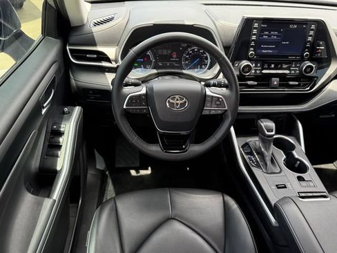 Used 2021 Toyota Highlander XLE FWD image 23