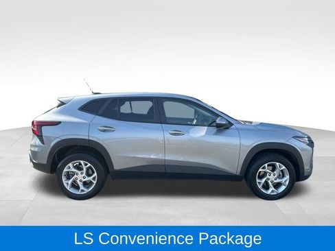 Used 2024 Chevrolet Trax LS w/ LS Convenience Package FWD image 3
