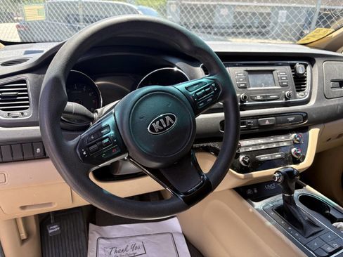 Used 2016 Kia Sedona LX w/ Option Group 020 FWD image 4