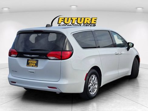 Used 2024 Chrysler Voyager LX FWD image 4