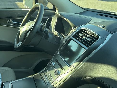 Used 2018 Lincoln MKX Reserve w/ Enhanced Security Package image 6