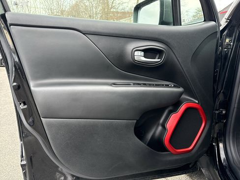 Used 2019 Jeep Renegade Trailhawk image 21