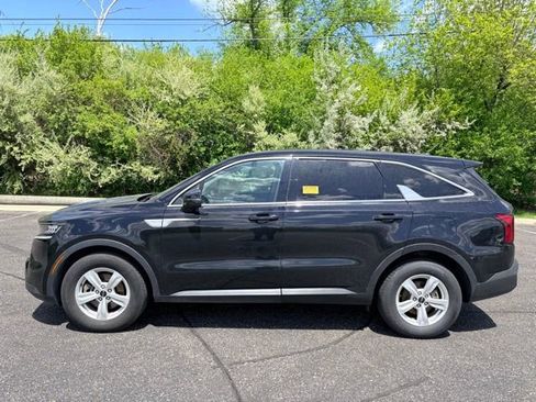 Used 2023 Kia Sorento LX FWD image 2