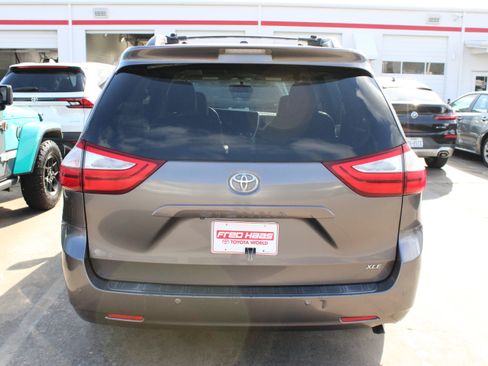 Used 2015 Toyota Sienna XLE w/ XLE Navigation Package FWD image 8