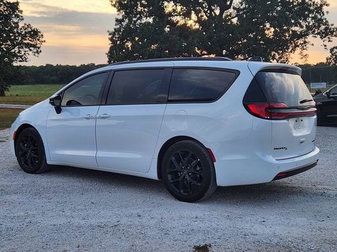 Used 2025 Chrysler Pacifica Limited FWD image 3