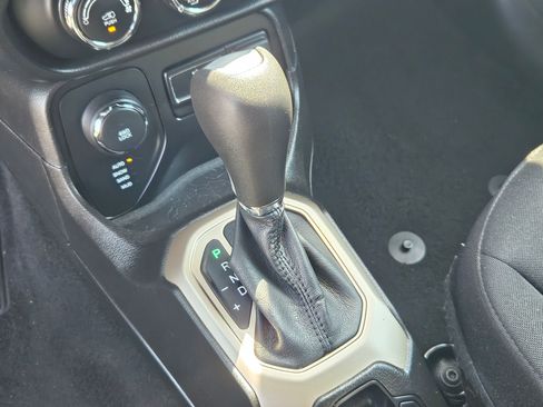 Used 2017 Jeep Renegade Sport w/ Power & Air Group image 18