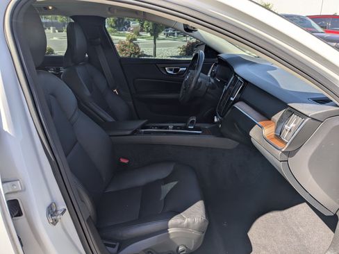 Used 2022 Volvo S60 B5 Momentum w/ Premium Package FWD image 34