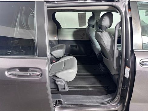 Used 2021 Toyota Sienna XLE FWD image 11