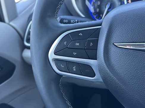 Used 2024 Chrysler Pacifica Touring-L image 10