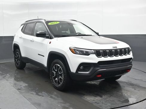 Used 2025 Jeep Compass Trailhawk image 6