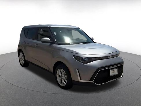 Used 2025 Kia Soul LX w/ LX Technology Package FWD image 3