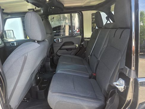 Used 2025 Jeep Wrangler Unlimited Sahara w/ Safety Group AWD/4WD image 15