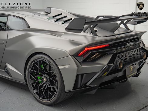 Used 2023 Lamborghini Huracan STO RWD image 15