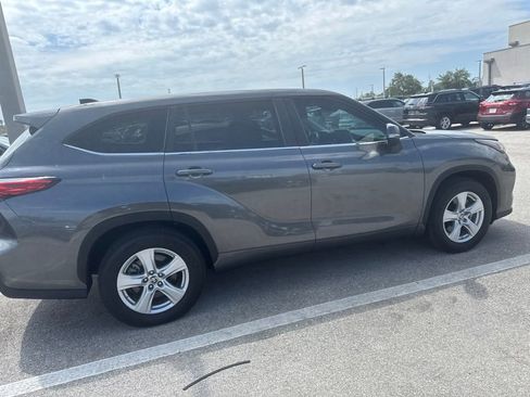 Used 2023 Toyota Highlander LE FWD image 4