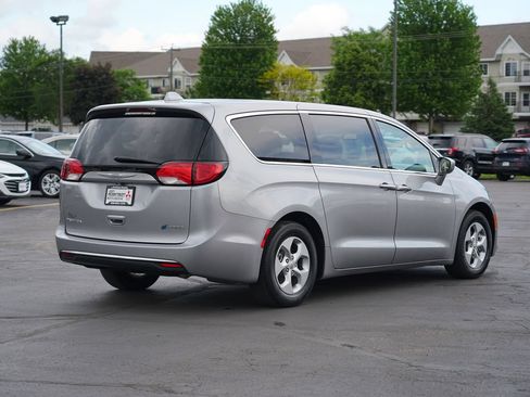 Used 2017 Chrysler Pacifica Touring Plus FWD image 3