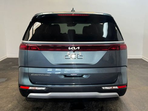 Used 2022 Kia Carnival EX FWD image 5