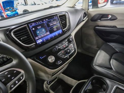 Used 2023 Chrysler Pacifica Touring-L FWD image 7