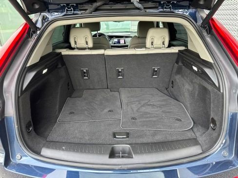 Used 2022 Cadillac XT4 Luxury w/ Cold Weather Package FWD image 17
