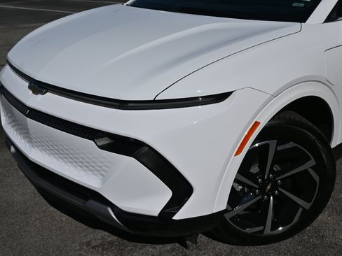 Used 2025 Chevrolet Equinox EV LT w/ Convenience Package image 13