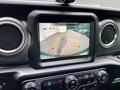 Used 2023 Jeep Wrangler Unlimited Sahara AWD/4WD image 15