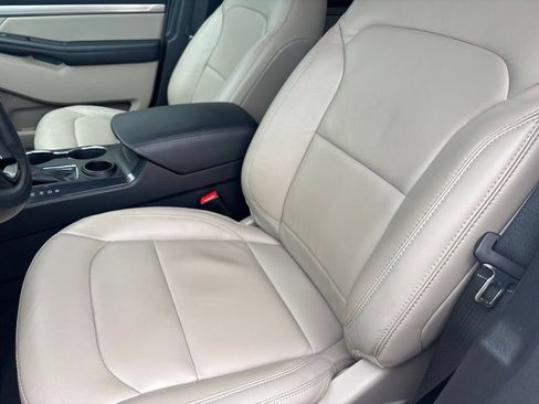 Used 2018 Ford Explorer XLT w/ Equipment Group 202A FWD image 21