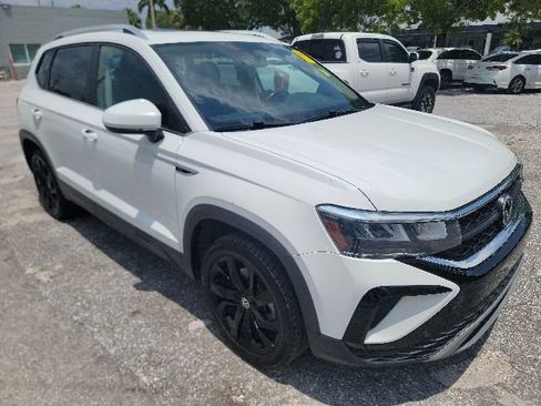 Used 2022 Volkswagen Taos SE w/ Panoramic Sunroof Package FWD image 4