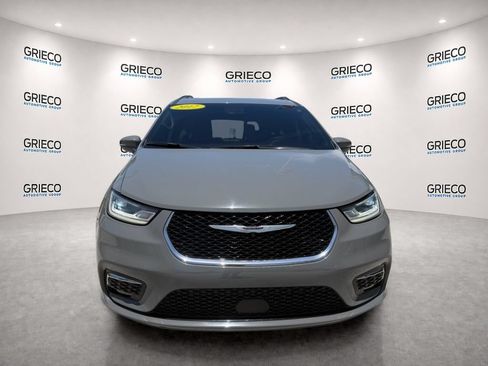 Used 2022 Chrysler Pacifica Touring-L FWD image 2
