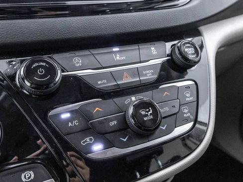 Used 2022 Chrysler Pacifica Touring-L FWD image 30