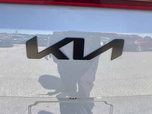 Certified 2025 Kia Carnival SX w/ SX Dark Edition Package FWD image 33