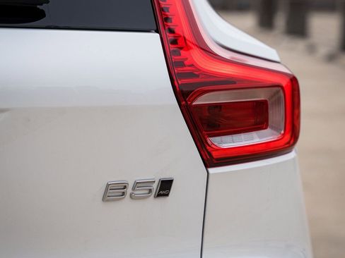 Certified 2025 Volvo XC40 B5 Core image 6