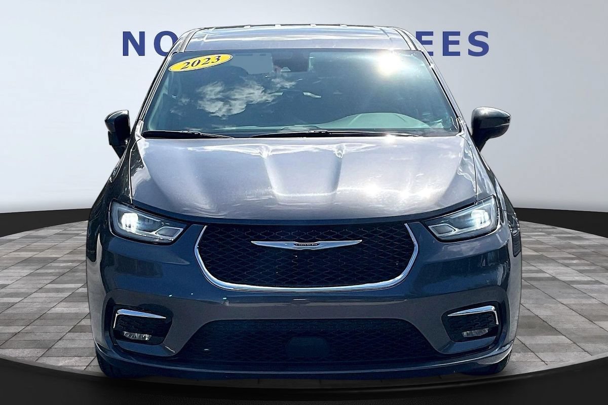 Used 2023 Chrysler Pacifica Touring-L FWD image 2