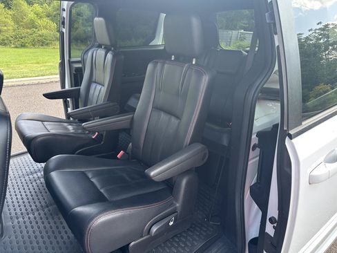 Used 2016 Dodge Grand Caravan R/T FWD image 16