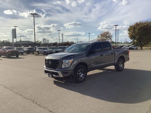 Used 2024 Nissan Titan SV image 3